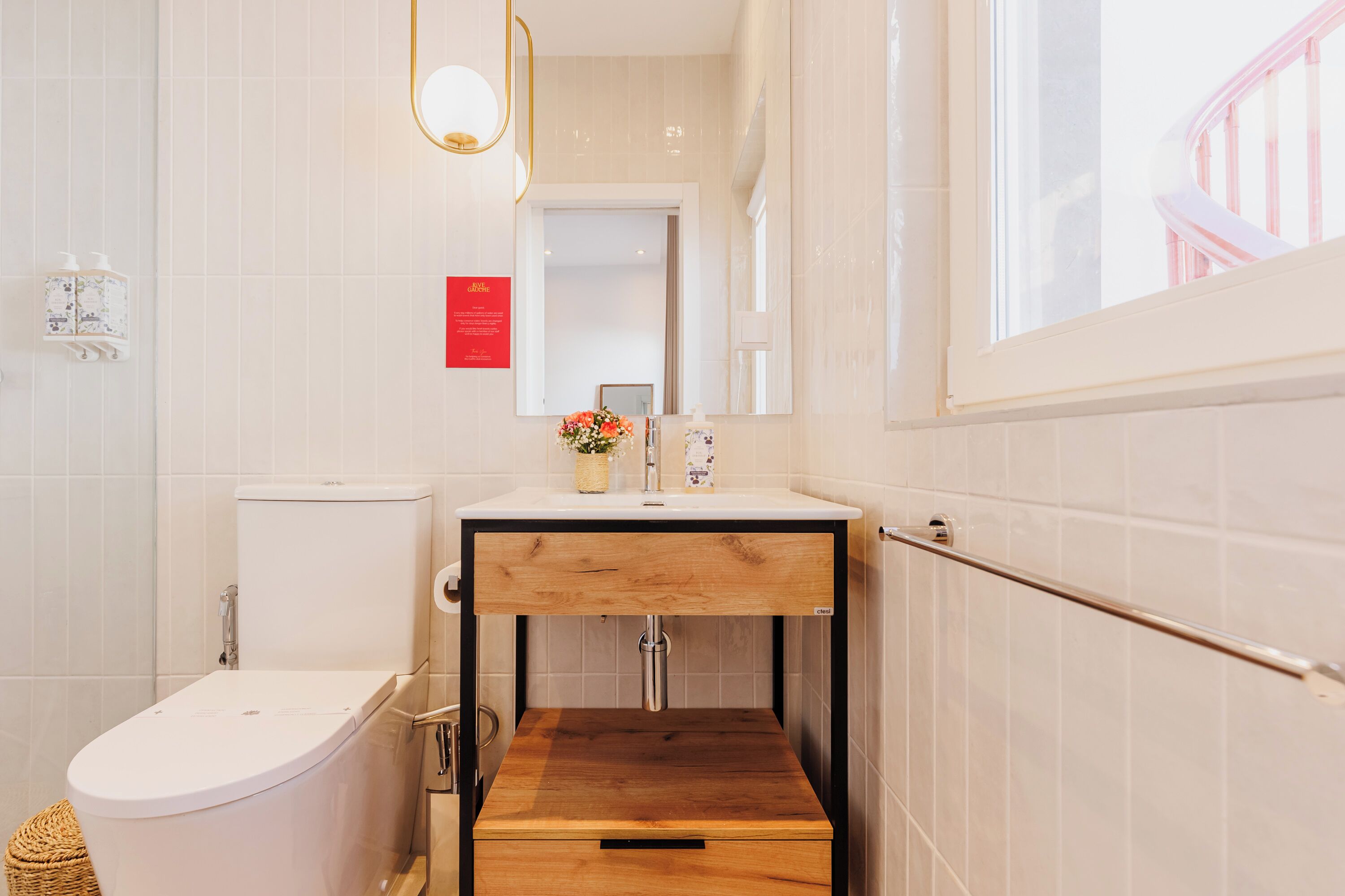 Chambre Deluxe Double ou avec lits jumeaux, balcon, vue cour intérieure | Salle de bain | Douche, sèche-cheveux, serviettes fournies, shampoing