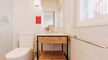 Chambre Deluxe Double ou avec lits jumeaux, balcon, vue cour intérieure | Salle de bain | Douche, sÚche-cheveux, serviettes fournies, shampoing