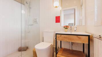 Shower, hair dryer, towels, shampoo