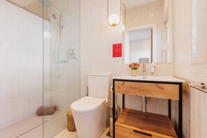 Buồng tắm vòi sen, máy sấy tóc, khăn tắm, dầu gội 