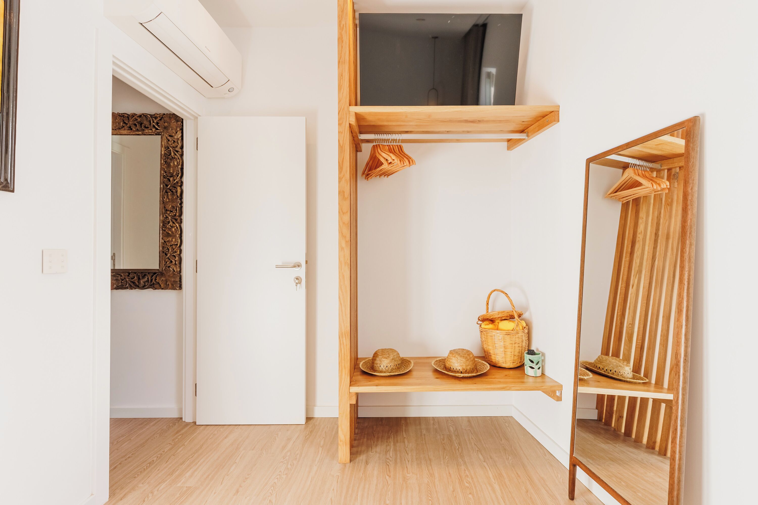 Deluxe Double Room, 1 Queen Bed, Non Smoking, Balcony | Interior