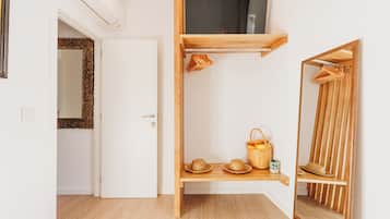 Deluxe Double Room, 1 Queen Bed, Non Smoking, Balcony | Interior