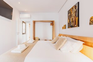 Quarto casal ou duplo luxo, sacada, vista para o pátio