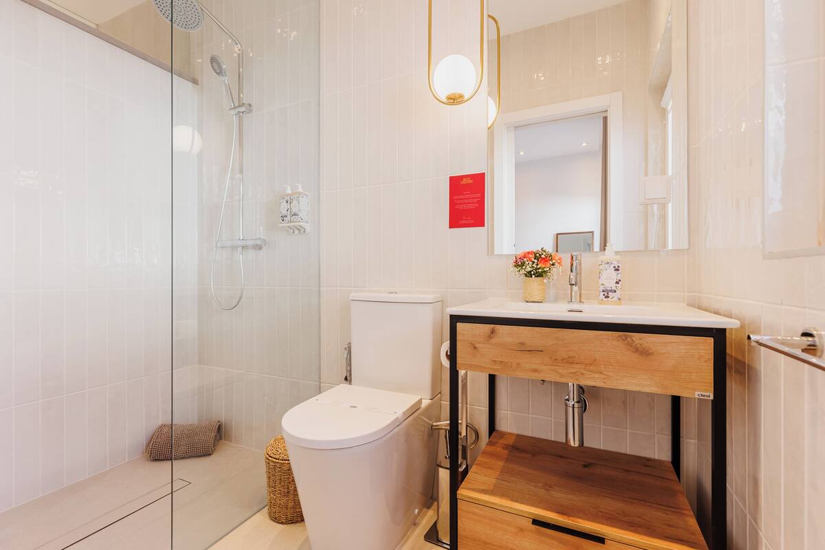 Habitació doble o amb dos llits individuals Deluxe, balcó, vistes al pati | Bany