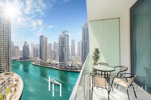 Outdoor dining - LUX  Contemporary Suite with Full Marina View 6 (Dubai)