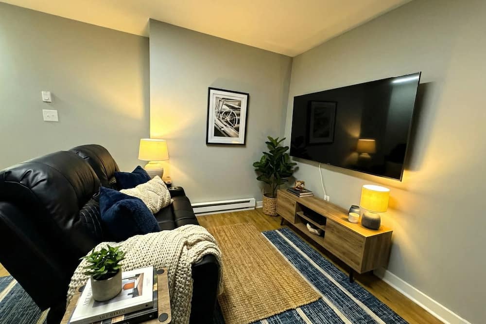 Historic Apt King Bed Workspace - Elsmere, DE