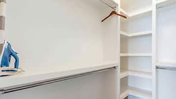 3 bedrooms, Internet