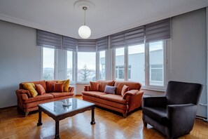 Luokittelematon kuva, 5 kautta 46, painike