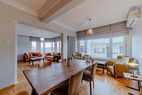 Four-Bedroom Family Suite - Central Location with Elevator & Two Bathrooms