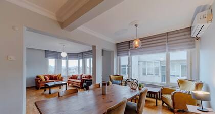 Four-Bedroom Family Suite - Central Location with Elevator & Two Bathrooms