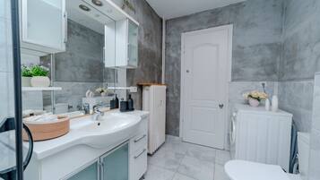 Dusche, Haartrockner, Bidet, Handtücher