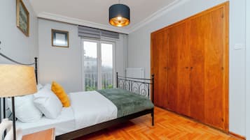 4 bedrooms, iron/ironing board, WiFi, bed sheets