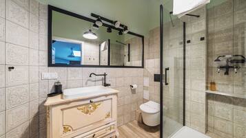 Studio Suite | Bathroom | Towels, soap, shampoo, toilet paper