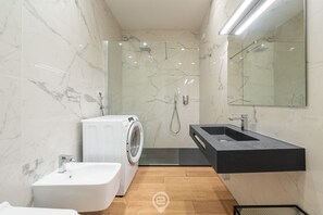 Shower, bidet, towels, shampoo - Loft 4 Via Campidano – Your city-centre retreat (Cagliari)