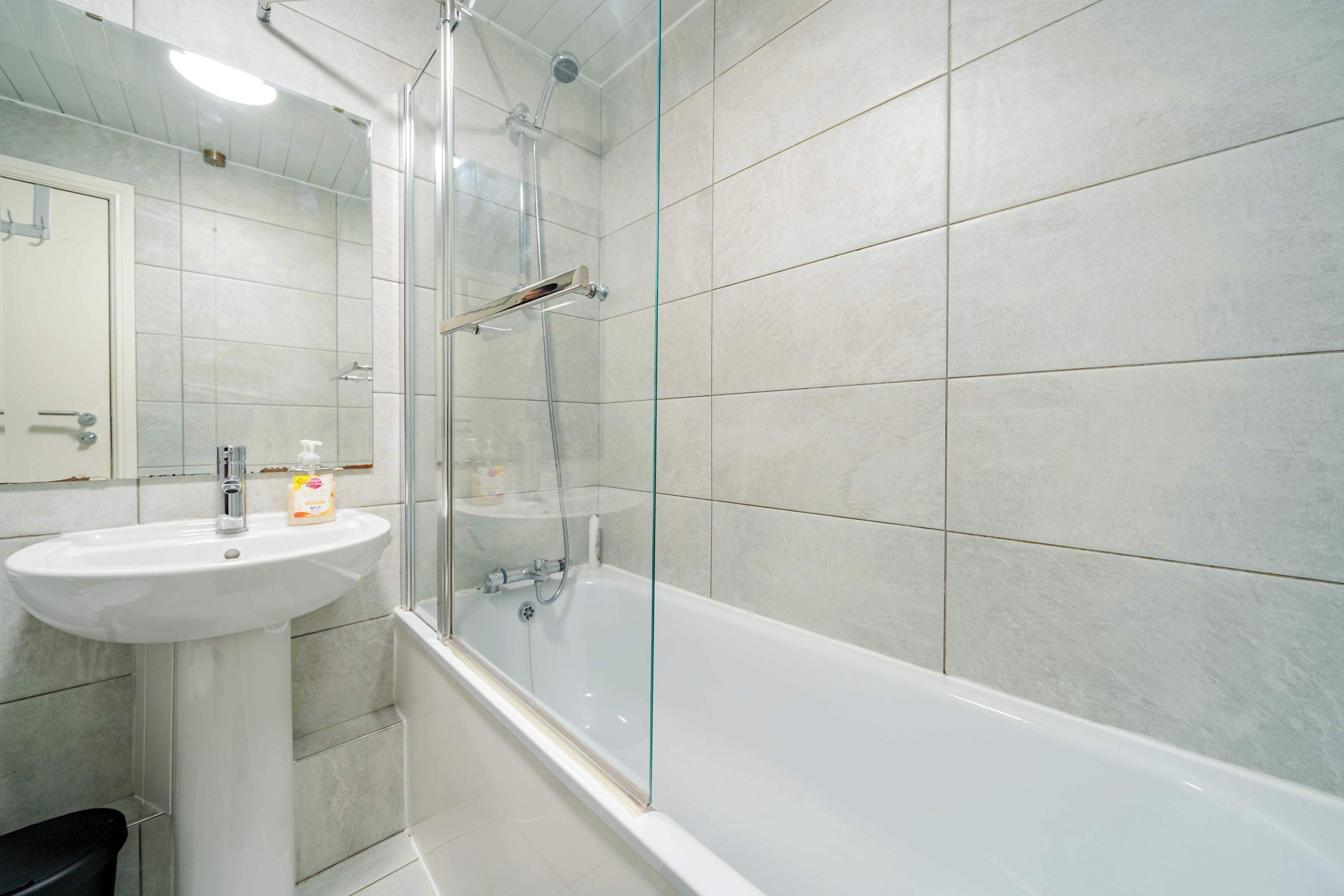 Douche, serviettes fournies, shampoing