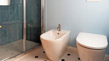 Chambre Double Classique | Salle de bain | Douche, sèche-cheveux, serviettes fournies, savon