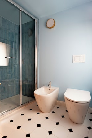 Classic Double Room | Bathroom | Shower, hair dryer, towels, soap - Le Stanze di Monserrato (Catania)
