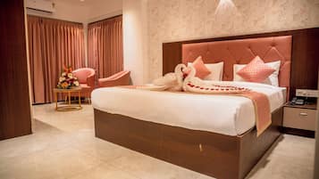 Espacio para trabajar con laptop y tabla de planchar con plancha