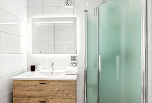 Een douche, een haardroger, handdoeken