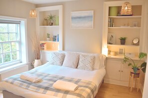 4 bedrooms, desk, iron/ironing board, travel cot - Luxurious Amberley House I Near Goodwood Events I With Garden & Parking (Tangmere)