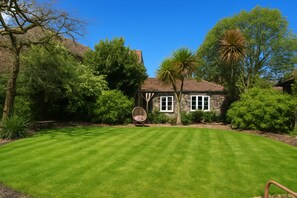 Property grounds - Luxurious Amberley House I Near Goodwood Events I With Garden & Parking (Tangmere)