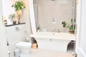 Shower, towels, soap, shampoo - Luxurious Amberley House I Near Goodwood Events I With Garden & Parking (Tangmere)