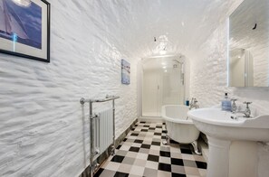 Hair dryer, towels, soap, toilet paper - Spacious self contained historical apartment in a central and level location (Falmouth)