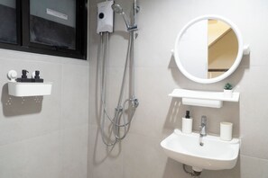 Free toiletries, slippers, soap, shampoo - Cozyheim Hostel (Bangkok)