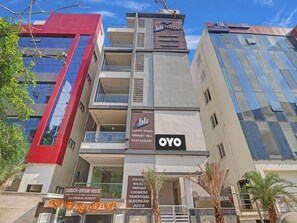 Ein Hotel mit mehreren Stockwerken, einschließlich eines sichtbaren Restaurants sowie einer Schilder für Luxuszimmer und einen Bankettsaal.