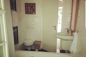 Haartrockner, Handtücher, Seife, Toilettenpapier