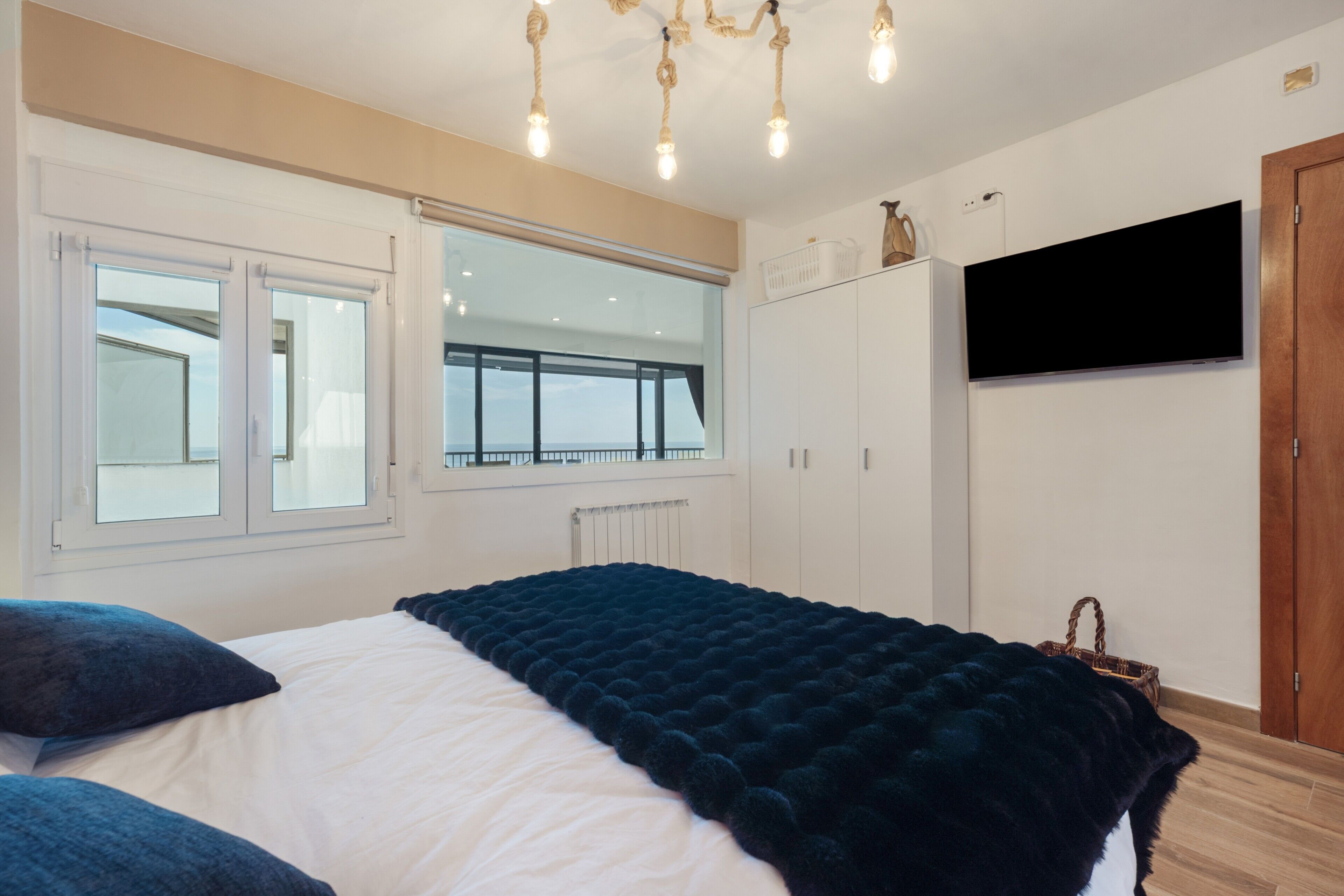 Iron/ironing board, WiFi, bed sheets, wheelchair access