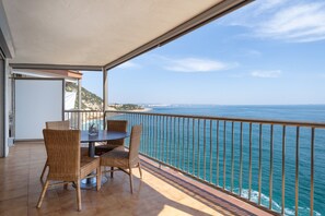 Outdoor dining - Apartment 'Paradisaco 28 Seafront' with Sea Views, Wi-Fi and Air Conditioning (Salou)