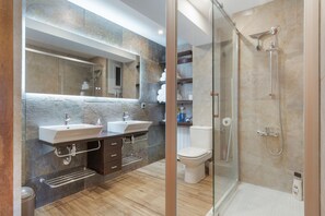 Shower, hair dryer, towels - Apartment 'Paradisaco 28 Seafront' with Sea Views, Wi-Fi and Air Conditioning (Salou)