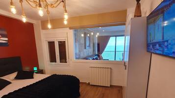 Een strijkplank/strijkijzer, wifi, beddengoed, rolstoeltoegankelijk