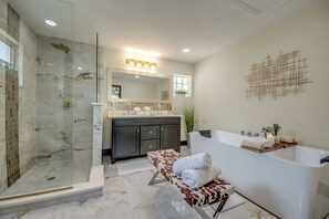 Shower, hair dryer, towels, toilet paper - Intervillas Florida - Villa Emerald (Cape Coral)
