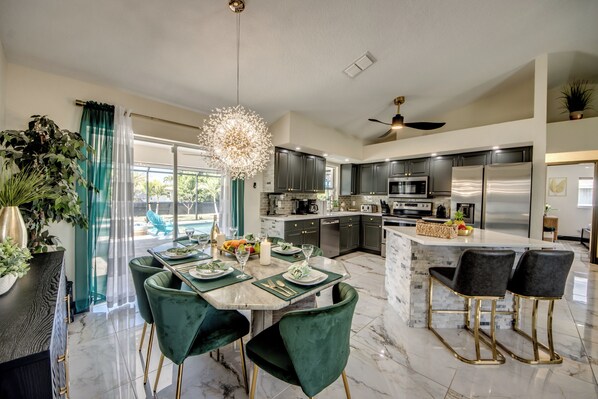 Fridge, microwave, oven, stovetop - Intervillas Florida - Villa Emerald (Cape Coral)