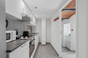 Estudi, 1 llit de matrimoni gran i sofà llit | Cuina privada