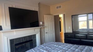 4 bedrooms, WiFi, bed sheets - Elegant and Charming 4-bedroom house with AC in West Dundee (West Dundee)