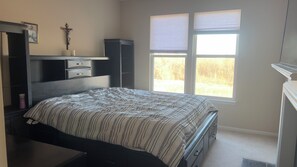 4 bedrooms, WiFi, bed sheets - Elegant and Charming 4-bedroom house with AC in West Dundee (West Dundee)