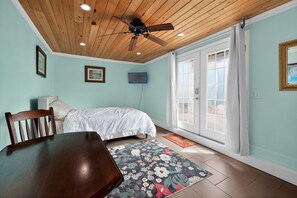 1 bedroom, iron/ironing board, WiFi, bed sheets - Blue Angels Beach Bungalow (Pensacola)