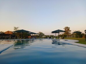 Una piscina al aire libre de temporada