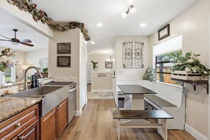 Private kitchen - Cozy Home Away from Home- Family Friendly! (Ocoee)