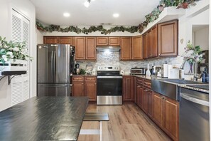 Private kitchen - Cozy Home Away from Home- Family Friendly! (Ocoee)