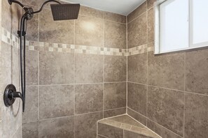 Haartrockner, Handtücher, Seife, Shampoo