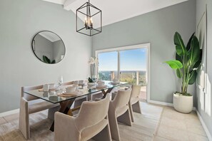 House - Luxury Hilltop Villa With Pool Stunning View (Santa Ana)