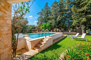 A swimming pool with steps leading into it, surrounded by a well-maintained lawn and trees. - Villino Salentum With Private Pool and Garden (Racale)