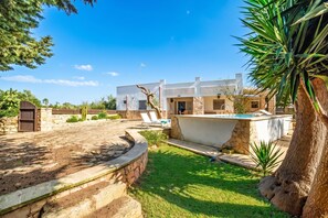 A modern villa with a swimming pool, stone walls, and a well-maintained garden. - Villino Salentum With Private Pool and Garden (Racale)