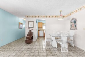 Dining - Serene 2-bedroom condo with AC in beautiful Cape Coral (Cape Coral)