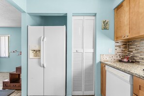 Fridge, microwave, oven, stovetop - Serene 2-bedroom condo with AC in beautiful Cape Coral (Cape Coral)