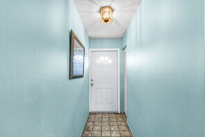 Interior - Serene 2-bedroom condo with AC in beautiful Cape Coral (Cape Coral)